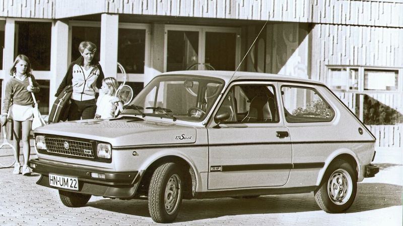 1978 stellte Fiat die sportlichen Version 127 Sport 70 HP vor. Ein Registervergaser versorgte hier den 1.049-cm³-Motor. Die Höchstgeschwindigkeit lag bei rund 160 km/h, die Beschleunigung von 0 auf 100 km/h bei 14 Sekunden. (Bild: Fiat)