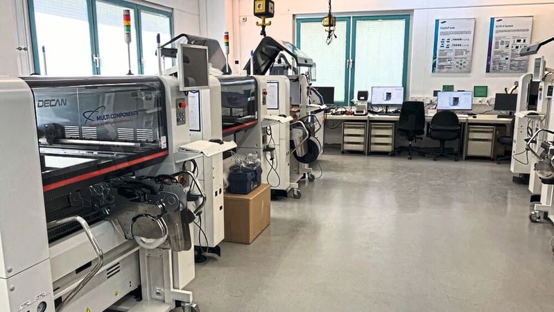 Technikzentrum: Im Schwabacher Vorführbereich hält Multi Components verschiedene Anlagen für Demonstrationen, Schulungen und Prozessversuche bereit.(Bild:  VCG)