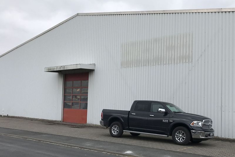 Aber es soll noch mal einer sagen, für solche Autos gäbe es keine Parkplätze.  (Michel / »kfz-betrieb«)