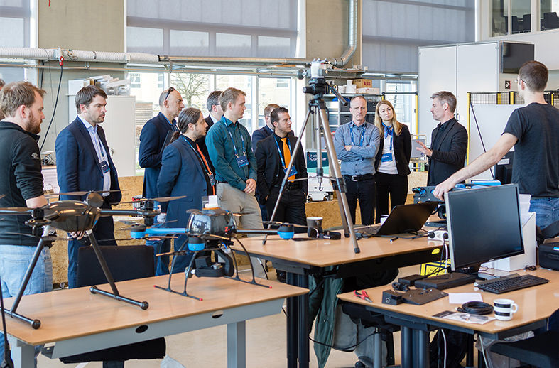 Einen Einblick in aktuelle Forschungsprojekte erhielten die Teilnehmer bei der Company Tour am Danish Technological Institute (DTI).
 (Schunk)