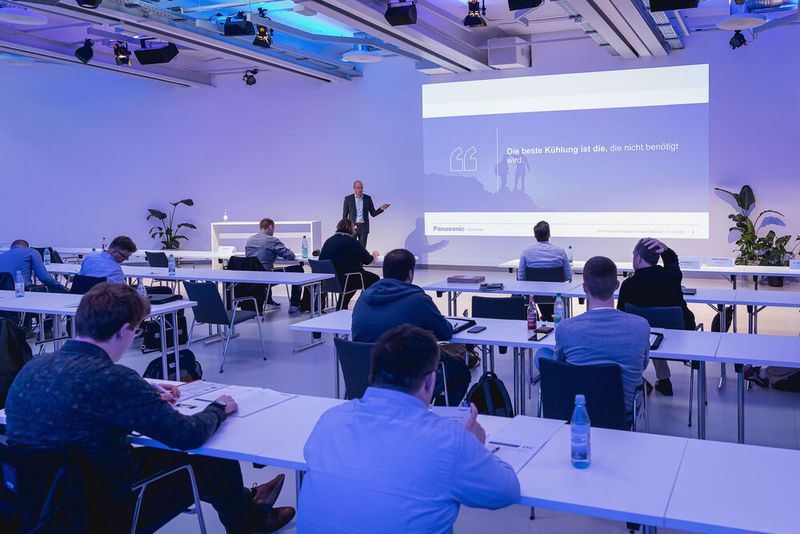 Unter dem Motto „Power of Electronics” versammelten wir am 18. und 19. Oktober 2022 sechs Elektronikkonferenzen in Würzburg: Entwicklerforum Leistungselektronik, DC/DC-Wandler-Tag, Schaltnetzteiletag, Batteriepraxis Forum, Praxisforum Elektrische Antriebstechnik und Cooling Days. Auch 2023 findet Power of Electronic statt. Merken Sie sich bereits jetzt den Termin vor: 17. bis 18. Oktober 2023.  (Bild: Stefan Bausewein )