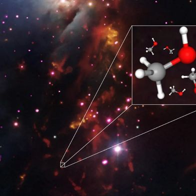 La nube molecolare di Perseo si trova a circa 1000 anni luce dalla Terra. Intorno ad almeno una delle stelle molto giovani ancora immerse al suo interno è presente una rara forma di alcol organico, il metanolo. Nell’ambito dello studio attuale, questa sostanza è stata rilevata per la prima volta in assoluto nello spazio. (Immagine:Ekaterina Moerova / MPIfR; Immagine di sfondo: NASA, CXC, SSC, NOAO, DSS; Immagine 3D di Methanol: https://pubchem.ncbi.nlm.nih.gov/compound/Methanol#section=3D-Conformer)