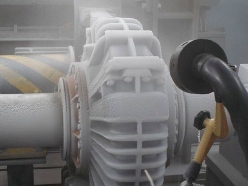 Eine Eispanzerbildung bei einem Getriebe durch beheizte Sprühdüsen bei -50 °C Umgebungstemperatur. (A + H Klima- und Systemtechnik GmbH)
