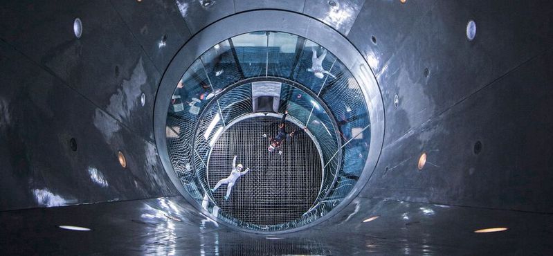 Indoor Skydiving wird als Sport und Freizeitvergnügen in vertikalen Windkanälen ausgeübt.(Bild:  Andrey Karr/TTE)