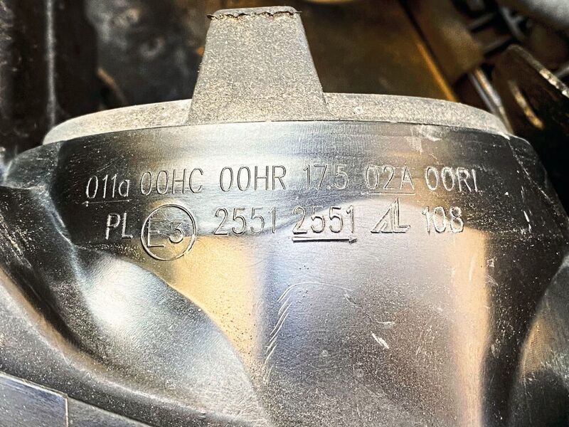Darf ich meinen Scheinwerfer mit der Knight Breaker LED nachrüsten? Ein Vergleich der Prüfnummer auf dem Scheinwerfer mit den Osram-Einbauinformationen beantwortet die Frage. (Osram)