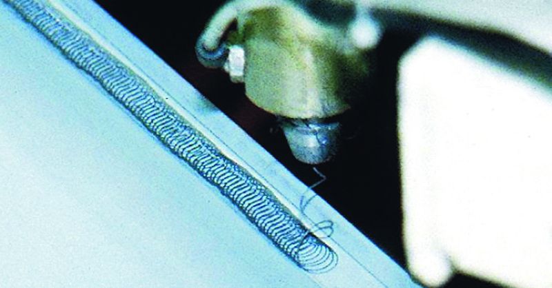 Bild 3: Rotierender Auftrag des PVC-Materials auf eine Fügenaht. (Archiv: Vogel Business Media)