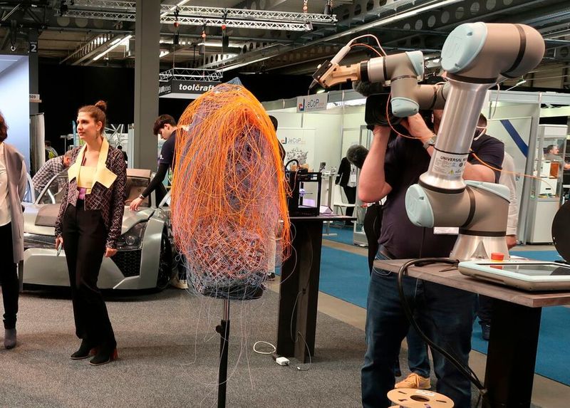 ... Besonders für Frauen interessant war die interaktive Performance des Fashion Institute of Technology, USA. Vor den Augen der Messebesucher wurde Mode im 3D-Druck hergestellt. Dabei druckt der Roboterarm das aus Fäden (Filamenten) bestehende Kleidungsstück... (Bild: D. Quitter - VCG)