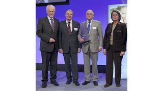 NRW-Ministerpräsident Jürgen Rüttgers (li) und NRW-Wirtschaftsministerin Christa Thoben überreichten den Innovations-Förderpreis an Dr. Theodor Gräbener (3.v.li) und Dieter Kapp. Bild: Gräbener (Archiv: Vogel Business Media)