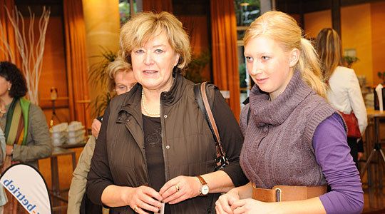 Nachfolge geregelt: Ursula Pape und Enkelin Julia Pape (Autohaus Pape, Lemgo). (Archiv: Vogel Business Media)