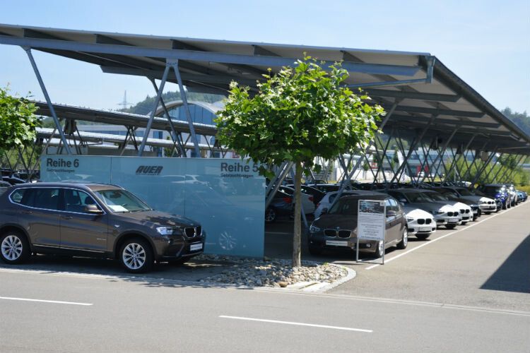 Die Gebrauchtwagen stehen alle überdacht. (Foto: Mauritz)