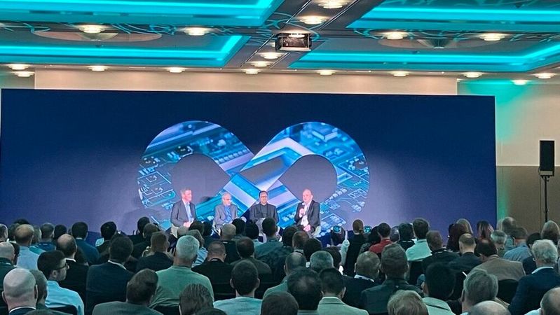 Sean Redmond, President von Silicon Catalyst Europe, AJ Incorvaia, SVP & General Manager im Bereich elektronische Baugruppen, Abhi Kolpekwar, SVP & General Manager für die Verifikationssparte rund um die Questa-Produktfamilie, und Geoff Lee, VP EMEA Sales bei Siemens EDA.(Bild:  VCG)