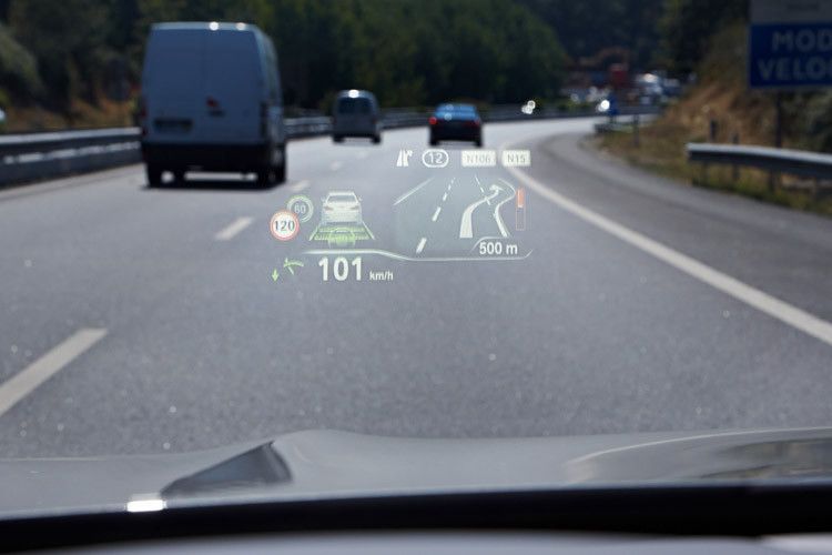 Das Head-up-Display hat BMW im Vergleich zum Vorgänger deutlich vergrößert. (Foto: BMW)