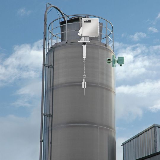 Die beiden Füllstandmessgeräte messen und überwachen den Füllstand in einem Silo für Kunststoffgranulat. Die beiden Füllstandmessgeräte messen und überwachen den Füllstand in einem Silo für Kunststoffgranulat.
