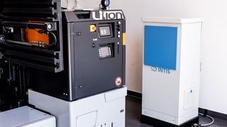 Mit dem induktiven Ladesystem von Intis kann der „PhoeniX AGV“ mit einer 48-Volt-Lithium-Ionen-Batterie mit einem Ladestrom von 400 Ampere berührungslos geladen werden. (Hubtex)