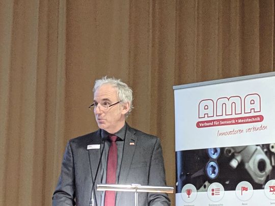 Thomas Simmons vom AMA Verband für Sensorik und Messtechnik konnte mit guten Zahlen aus der Brache aufwarten. Thomas Simmons vom AMA Verband für Sensorik und Messtechnik konnte mit guten Zahlen aus der Brache aufwarten.