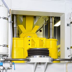 In der Anwendung: Pneumatische Balgzylinder von ContiTech als Presszylinder (Bild 1/2).