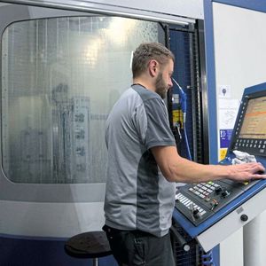 Die G550 von Grob überzeugte in erster Linie mit ihrem schlüssigen Maschinenkonzept. Die Spindel kann komplett aus dem Arbeitsraum zurückgezogen werden.