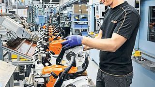 Jedes Montageband ist bei Stihl mit einen OPC-Router an eine Datenbank angebunden und tauscht in Echtzeit Prozessdaten aus. (Stihl)