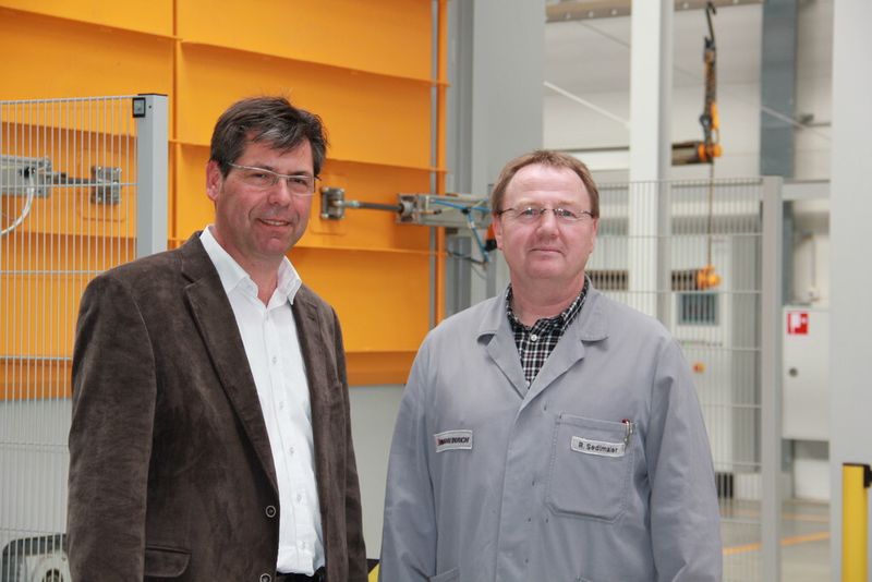 Gerhard Bauer (links), Leiter Werksdienste, und Rudolf Sedlmaier, MeisterKomponentenfertigung, vor der neuen Strahlanlage. (Bild: Itasse)