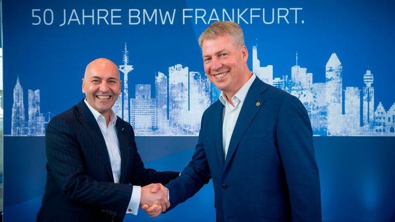 Axel Juhre, Leiter des BMW Niederlassungsverbundes Mitte (r.), wünschte seinem Nachfolger Matthias Betz, der aktuell noch den BMW Niederlassungsverbund Südwest verantwortet, alles Gutes für die Zukunft. Betz startet zum 1. August in Frankfurt. (Bild: Manuel Dorn / BMW Niederlassung Frankfurt )