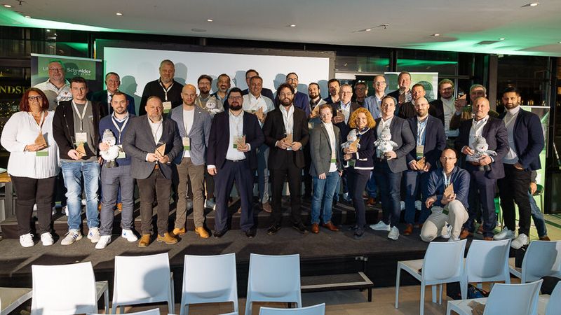 Alle glücklichen Gewinner des Jahres 2024 auf einem Bild. (Bild: Schneider Electric)