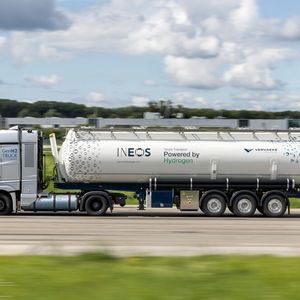 Vervaeke, das Logistikunternehmen von Ineos, transportiert im Tankauflieger PVC- und Vinyl.(Bild:  Daimler Truck AG)