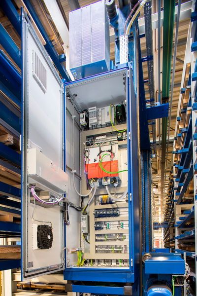 Stopa hat die Anlagensteuerung von Siemens S5 auf Siemens S7 umgebaut und das RBG mit einem neuen mitfahrenden Schaltschrank ausgestattet. (Bild: Stopa)