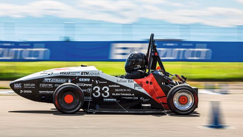 Seit Jahren liefern sich die Universität Stuttgart und die Eidgenössische Technische Hochschule Zürich einen Wettstreit in der Sprintdisziplin von 0 auf 100 km/h. 2022 konnten die deutschen Studenten eine neue Bestmarke von knapp unter 1,5 Sekunden setzen, die im September 2023 jedoch von den Schweizern pulverisiert wurde. „Mythen“ heißt der Experimental-Flitzer der Eidgenossen, dem 12,3 Meter oder 0,956 Sekunden reichen, um aus dem Stillstand in dreistellige Temporegionen vorzudringen. Neben einem viermotorigen Radnabenantrieb mit 240 kW/326 PS und einem Gewicht von lediglich 140 Kilogramm war für die Rekordfahrt noch die Bodenhaftung von ausschlaggebender Bedeutung. Das Abheben verhinderte neben Heck- und Frontflügel eine Art Staubsauger, der das Fahrzeug auf den ersten Metern an den Boden gesaugt hat. (Bild: ALESSANDRO DELLA BELLA)