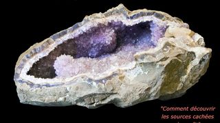 L'améthyste est une variété de quartz violet (dioxyde de silicium), diaphane à translucide dont la teinte est due aux traces de fer. (Image: Axium)