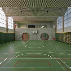 Die Rodeca-Fassade in der Turnhalle erzeugt eine angenehme Lichtatmosphäre.(Bild:  Jason Klimatsas)