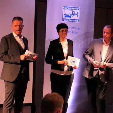Sie führten durch die Agenda der Innungsversammlung in Köln (v. r.): Oliver Nienhaus, Obermeister der Karosseriebauerinnung Köln, Claudia Weiler, Geschäftsführerin beider Innungen, und Stefan Bäckmann, Obermeister der kfz-Innung Köln. (Bild: Wenz - VCG)