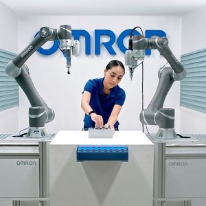 Autonome Mobilrobotik, Cobot, Prozessmodule und Mensch arbeiten bei diesem flexiblen Produktionsprozess harmonisch zusammen. 