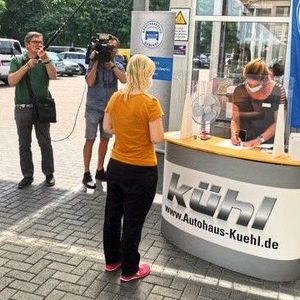 Eine Kundin des Autohauses bei der Aufnahme ihrer Daten.(Bild:  Autohaus Kühl)