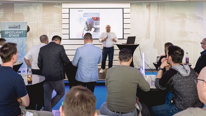 Kurz und bündig: Im Rahmen des Formats „Spotlight Stage“ konnten Firmen über Neuheiten im kleinen Rahmen informieren.   (Bild: Stefan Bausewein)