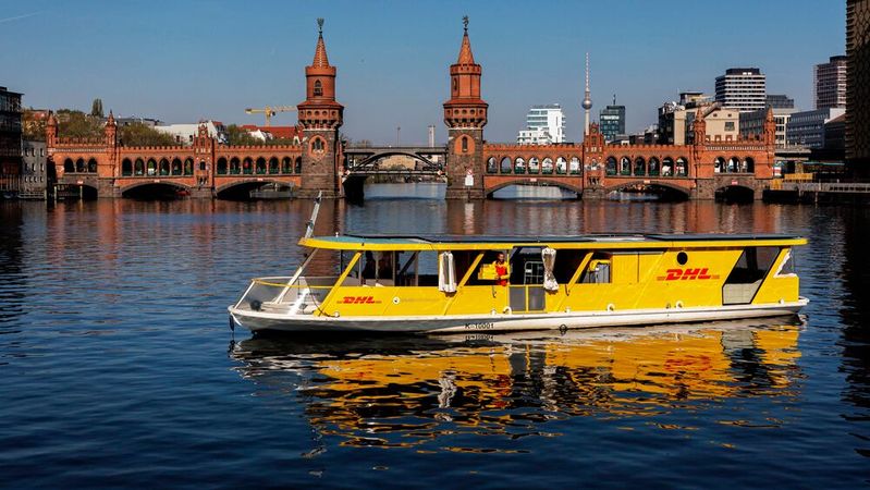 Die DHL ist nun mit einem zweiten Solarschiff auf der Spree unterwegs.(Bild:  Jens Schlüter | DHL Group)