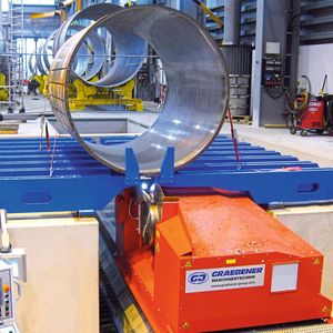 Die Längsnahtfräse GLF von Graebener ist unterflurig positioniert und erlaubt eine Schweißnahtvorbereitung in 6-Uhr-Position. Zur kranunabhängigen Positionierung der konischen und zylindrischen Schüsse kann auch eine Drehvorrichtung ergänzt werden.(Bild:  Ingersoll Werkzeuge GmbH)