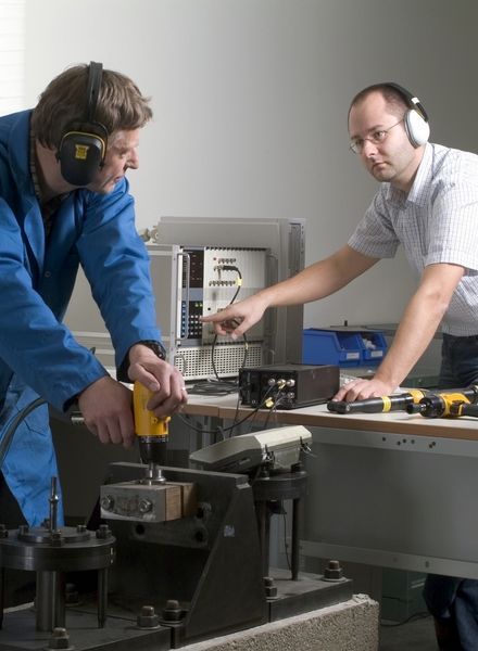 Hersteller wie Atlas Copco ermitteln für ihre Werkzeuge die Vibrationswerte und Geräuschentwicklung.  (Bild: Atlas Copco Tools)