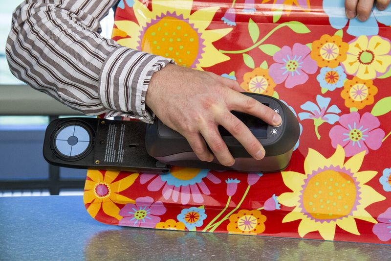 X-Rite zeigt auf der Test Xpo das tragbare Spektralphotometer Ci64 UV für exakte Farbkontrollen von Materialien, Halbzeugen und Fertigteilen. Zur Unterstützung von Materialien, die in zunehmenden Maße optische Aufheller enthalten, ist das Ci64 UV mit einer UV-Beleuchtung ausgestattet. (Bild: X-Rite)