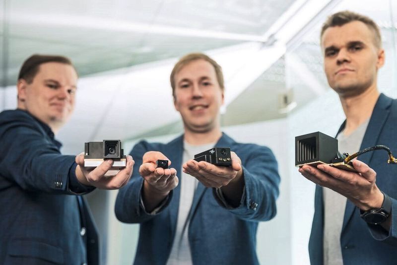 Das Entwicklerteam (vlnr.): Dr. Mihkel Pajusalu (Associate Professor in space technology, University of Tartu), Jaan Viru (founder and CTO of Crystalspace), Jaan Hendrik Murumets (CEO of Krakul) mit früheren Kameramodellen. (Bild: Arno Mikkor)