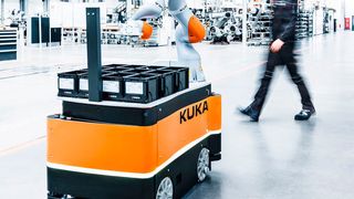Der „KMR iiwa“ ist ein mobiler Roboter. Er navigiert automatisch durch die Fertigung. (B&B)