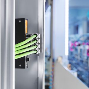 Die neuen, kompakten RJ45-Steckverbinder erlauben eine platzsparende und flexible Leitungsführung bei einfacher Installation.