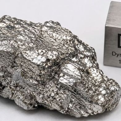 Dysprosium: Die schwere Seltene Erde wird unter anderem in Hochleistungs-Permanentmagneten eingesetzt, um deren Temperatur- und Entmagnetisierungsbeständigkeit zu erhöhen. (Bild: Dall-E / KI-generiert)