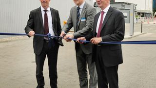 Pierre Jacobs CEO Arcelor Mittal Eisenhüttenstadt, Bernd Eulitz, COO von Linde und Albrecht Gerber (v.l.n.r.), Minister für Wirtschaft und Energie des Landes Brandenburg, schneiden symbolisch das blaue Band durch. (Ramona Behrend / Arcelor Mittal)