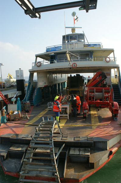 Ein erster Blick auf das Fährendeck der „Fritz Arnold“ bestätigt, dass hier etwas Außergewöhnliches geplant ist. Doch noch ist es ruhig.  (Archiv: Vogel Business Media)