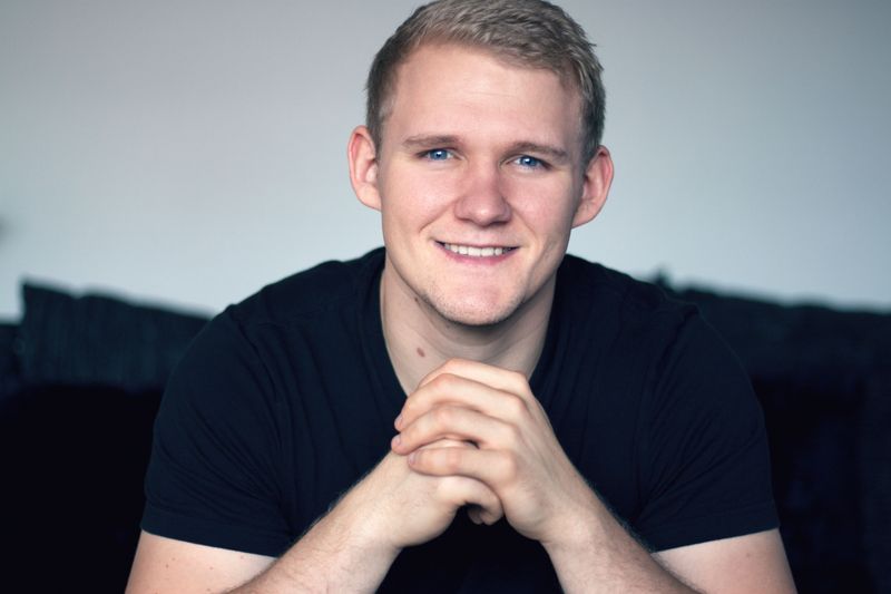 „Nach wie vor ist das Thema Strategie in der B2B-Markenkommunikation unterentwickelt, da ist dringend Bedarf, um einen klaren Plan zu haben. Darauf aufbauend entsteht die zielgerichtete Zielgruppenansprache. Auf jeden Fall sind in 2020 Content-Projekte als Vertriebsvehikel enorm wichtig gepaart damit, dass Online-Funnels seitens Marketing ein effektives Vertriebsmedium werden, wenn man das Handwerk beherrscht.“ Dominic Multer, führender Marketing- und Vertriebsprofi sowie Geschäftsführer der Dominic Multerer GmbH (Bild: Dominic Multerer)