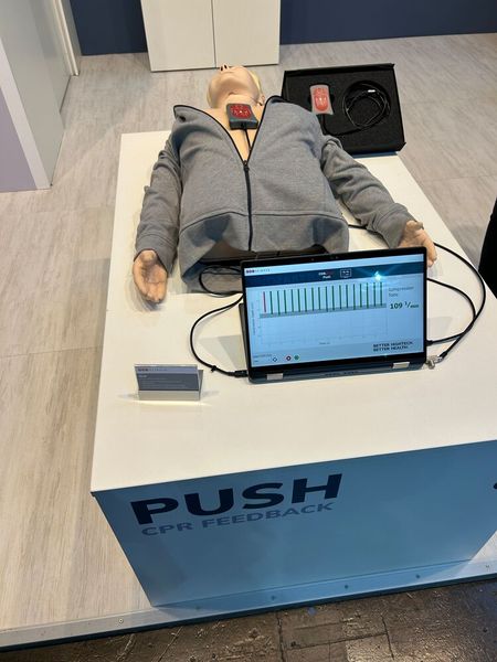 ... Push sammelt u. a. die Drucktiefe und -frequenz der Herzdruckmassage.  (Bild: Engelke – VCG)