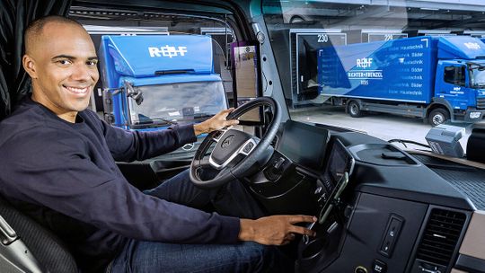 Aus 28 Zentrallagern von Richter+Frenzel starten mehrfach täglich rund 430 LKW ihre Tour zu ProfiStores, Handwerksbetrieben und Baustellen.(Bild:  Richter+Frenzel)