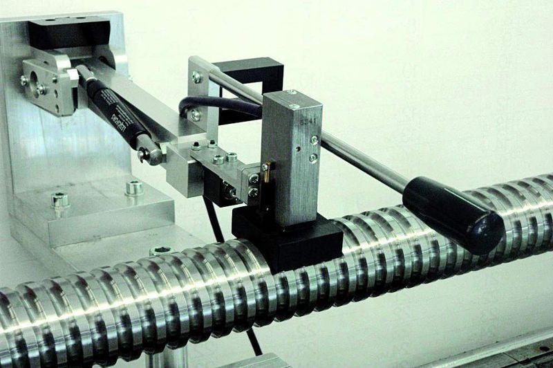Bild 3: Der Messaufbau der Prüfung in der Serienproduktion umfasst ein Messgerät, das an den Barkhausenrauschen-Sensor angeschlossen wird. Eine Software erfasst die Daten und analysiert diese. (Archiv: Vogel Business Media)