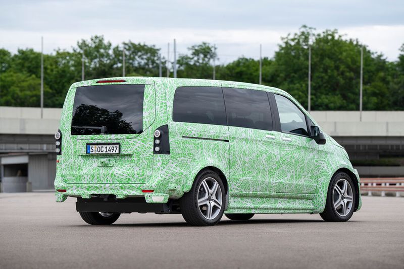 Im Heck gibt es mitlaufende oder für den überfälligen Allradantrieb im EQV auch motorisierte Achsen mit deutlichem Nachschlag in der Leistung. (Bild: Mercedes-Benz)
