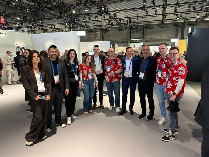 Das Samsung Team macht mit dem TD SYNNEX Maverick Team einen Standrundgang. (Bild: Vogel IT-Medien)